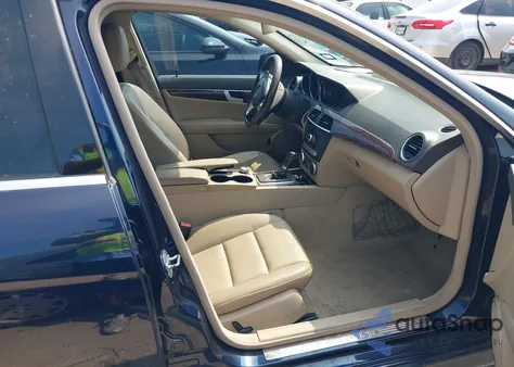 2012 Mercedes-Benz C 250 Luxury/Sport z USA, uszkodzony, nr VIN WDDGF4HB3CR223200